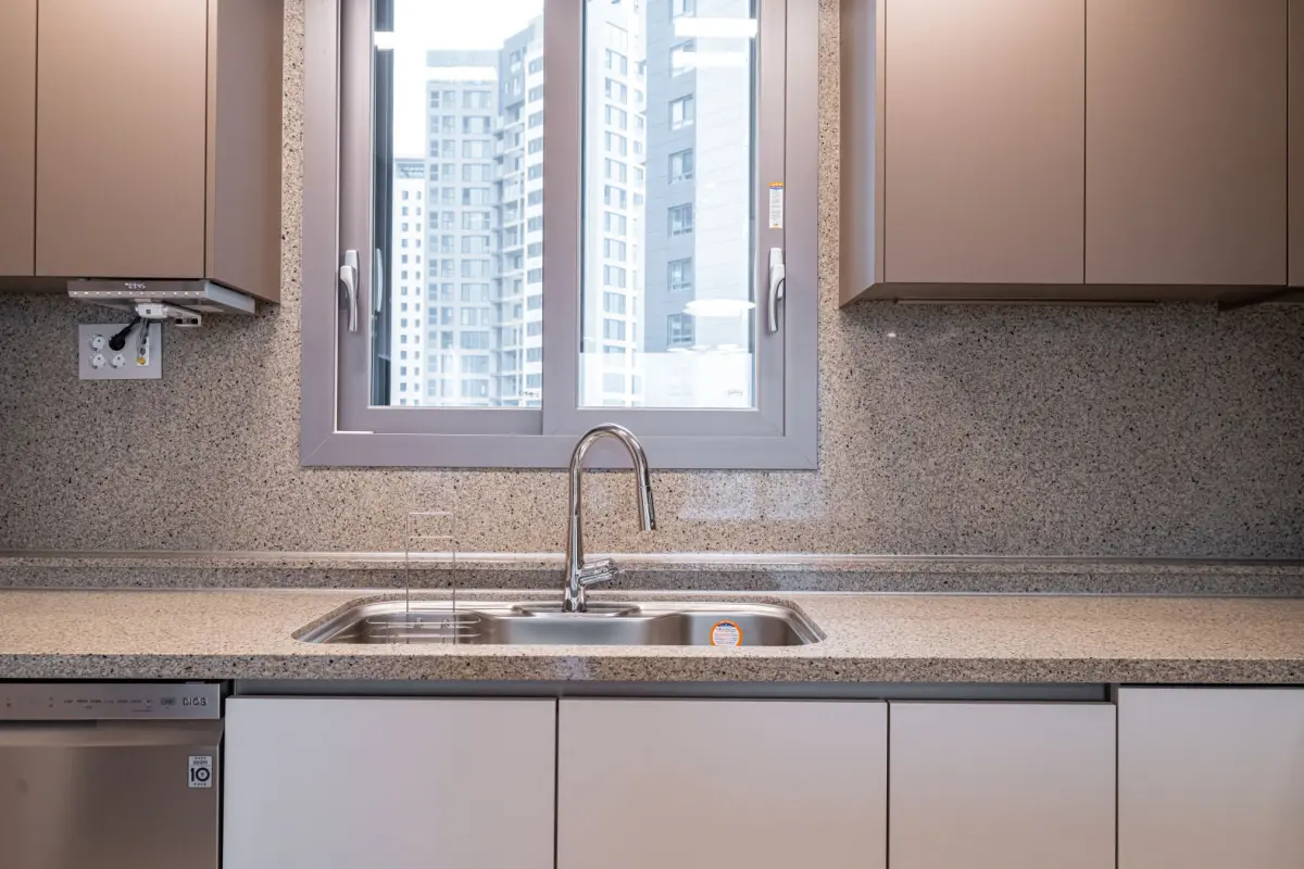 자연광 가득한 창가 싱크대 디자인